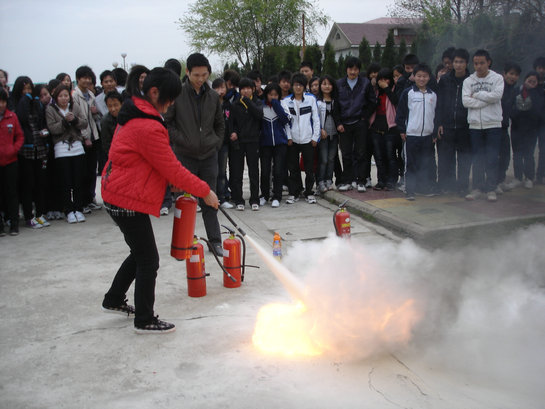 学生灭火演练